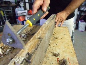 Usuwanie farby za pomocą skrobaka